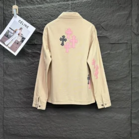 Chrome Hearts-jacka med rosa och svarta kors Chrome Hearts-jacka med rosa och svarta kors