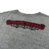 Chrome Hearts T-shirt med V-ringning och tryck på ryggen, grå/röd Chrome Hearts T-shirt med V-ringning och tryck på ryggen, grå/röd