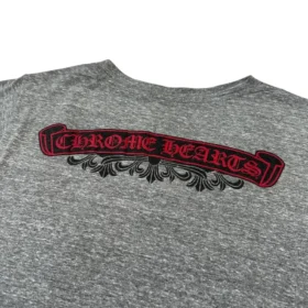 Chrome Hearts T-shirt med V-ringning och tryck på ryggen, grå/röd