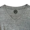 Chrome Hearts T-shirt med V-ringning och tryck på ryggen, grå/röd Chrome Hearts T-shirt med V-ringning och tryck på ryggen, grå/röd