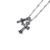 Litet kors- och babyfat-charmhalsband med diamanter