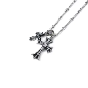 Litet kors- och babyfat-charmhalsband med diamanter