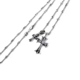 Litet kors- och babyfat-charmhalsband med diamanter